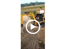 农用小型挖掘机犁地视频